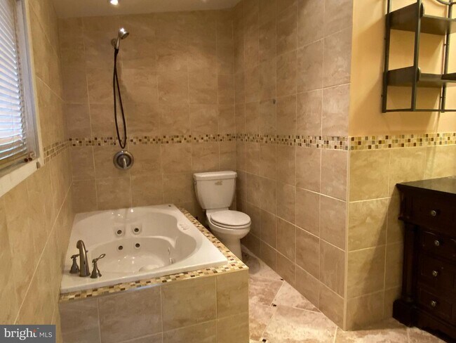 Foto del edificio - 2437 Sylvale Rd