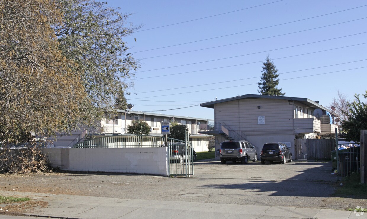 Primary Photo - 331-341 Berry Ave