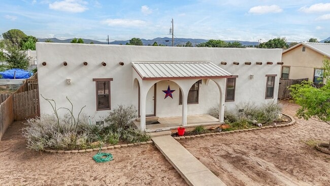 Building Photo - 1104 W Eagle Pass St