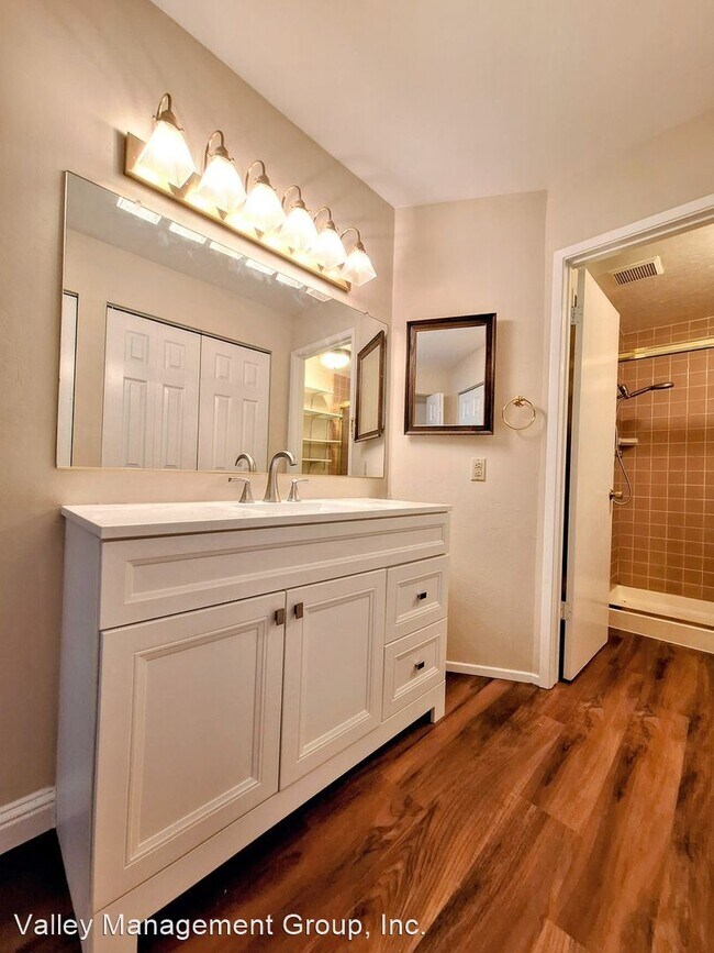 Building Photo - 5 br, 3 bath House - 572 Jesse James Dr