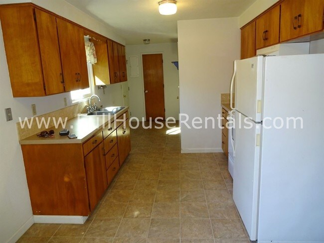 Building Photo - 98 Stults Ave