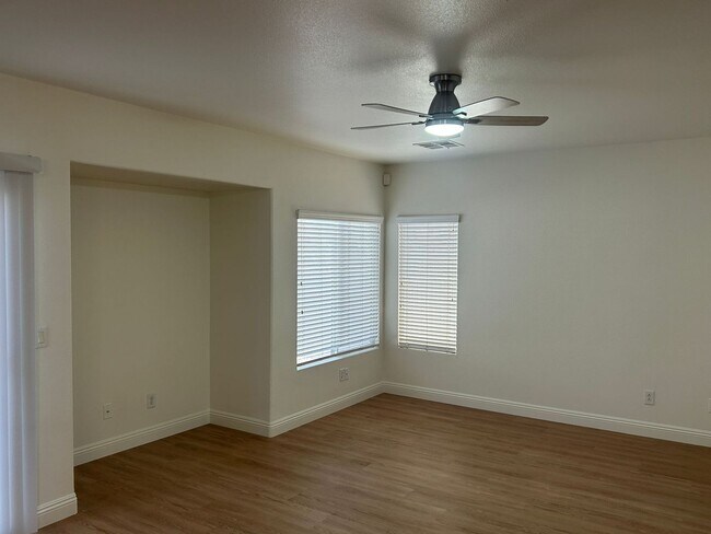 Foto del edificio - New flooring and freshly painted 4 bedroom...