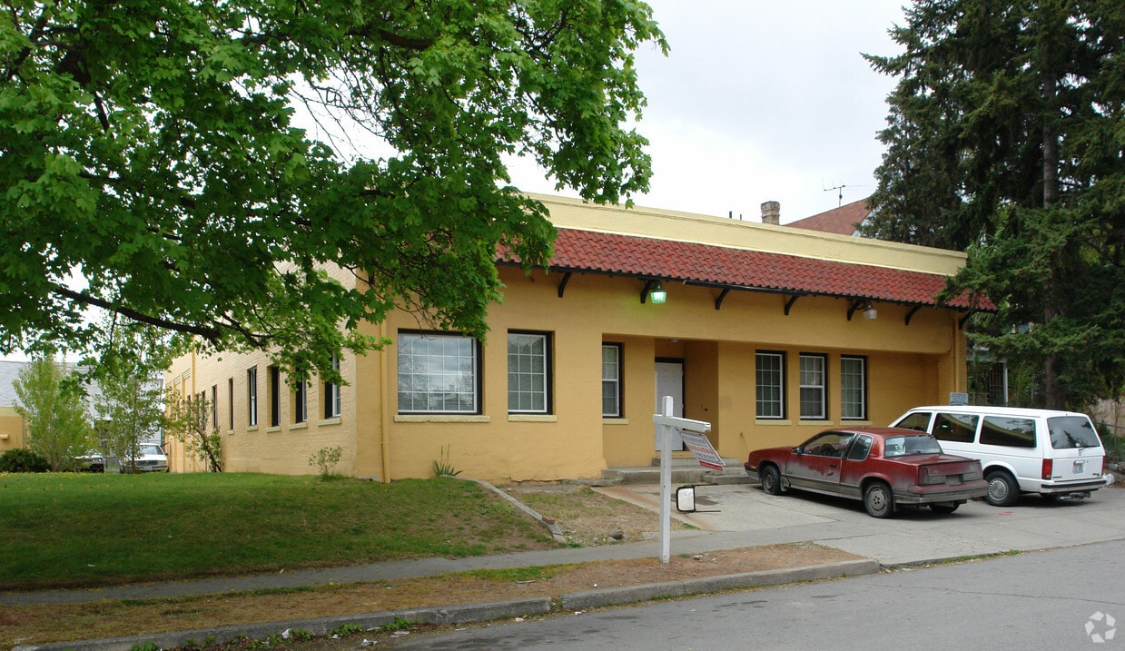 Primary Photo - 916 W Augusta Ave