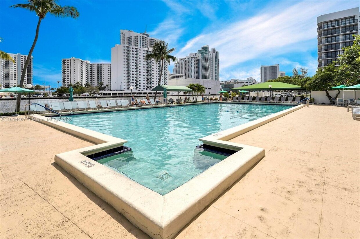 Foto del edificio - 1000 Parkview Dr