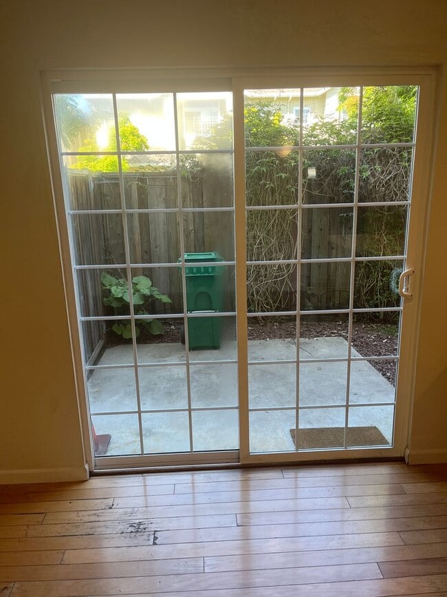 Building Photo - 3 bedroom 2.5 bath town home with large bo...