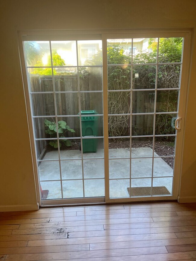 Foto del edificio - 3 bedroom 2.5 bath town home with large bo...