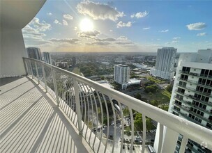 Building Photo - 1750 N Bayshore Dr