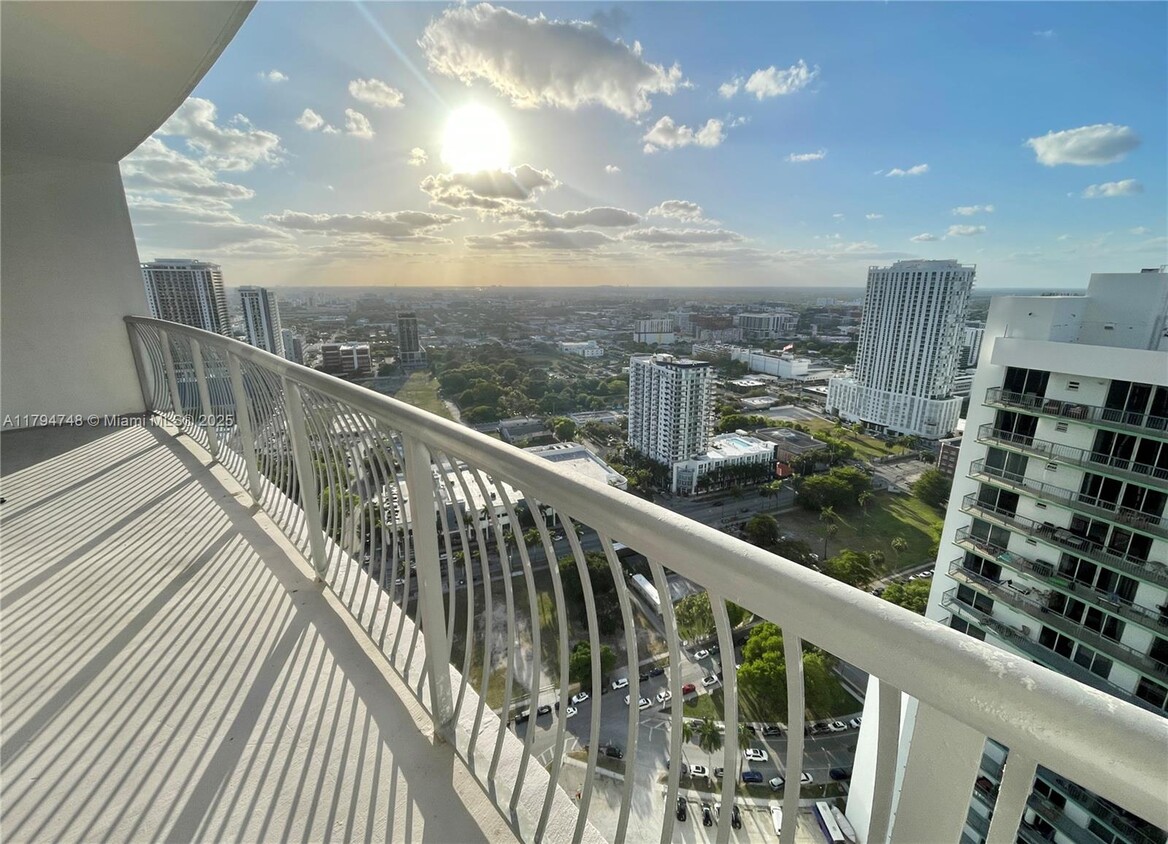 Primary Photo - 1750 N Bayshore Dr