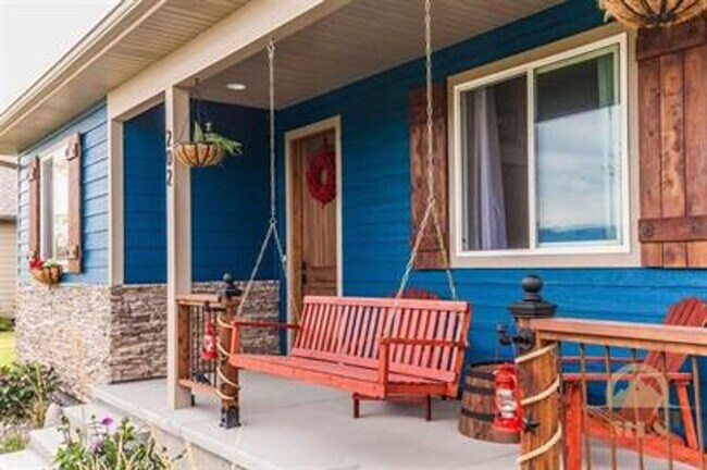 Building Photo - Beautiful 3 bedroom 2 bath home in Manhattan