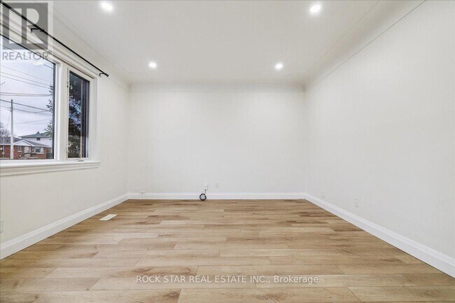 Building Photo - 889 Fennell Ave E