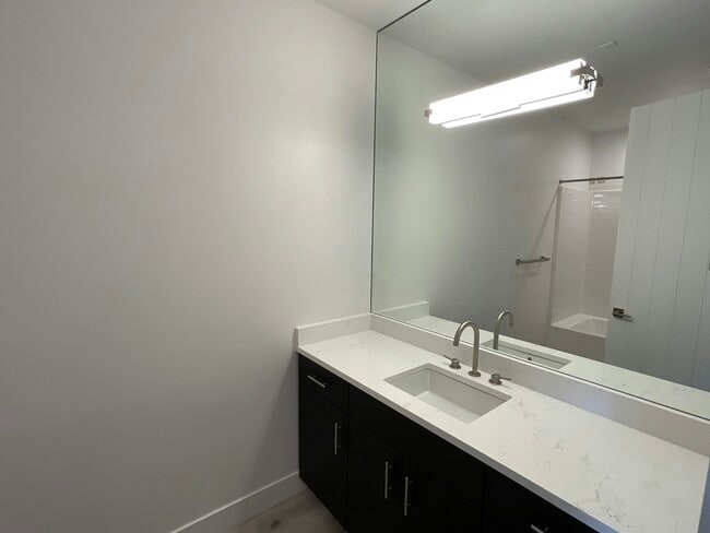 Foto del edificio - 2051 Cross St