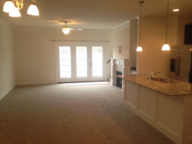 Building Photo - GORGEOUS 3 bed/2.5 bath Townhouse