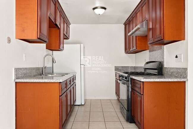 Foto del edificio - 3009 Canyon Crest Dr
