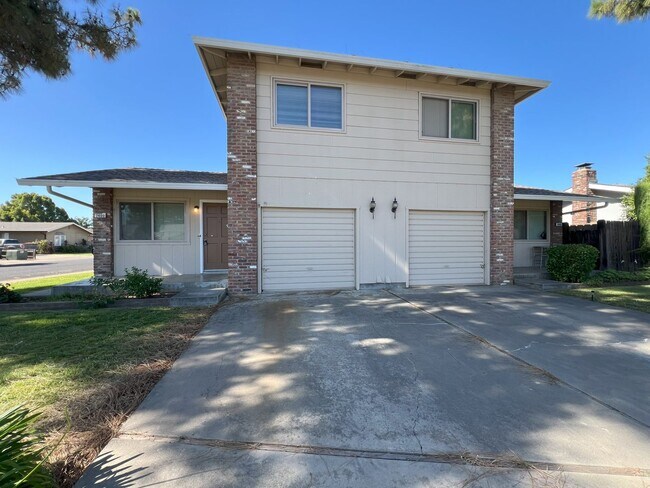 Foto del edificio - 2400-2402 Yosemite Dr