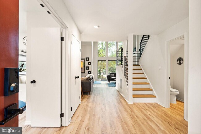 Building Photo - 2120 S Bay Ln
