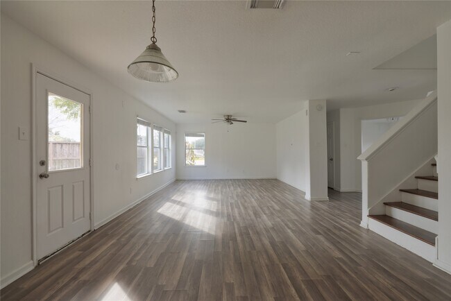 Foto del edificio - 3802 Harris Mill Dr