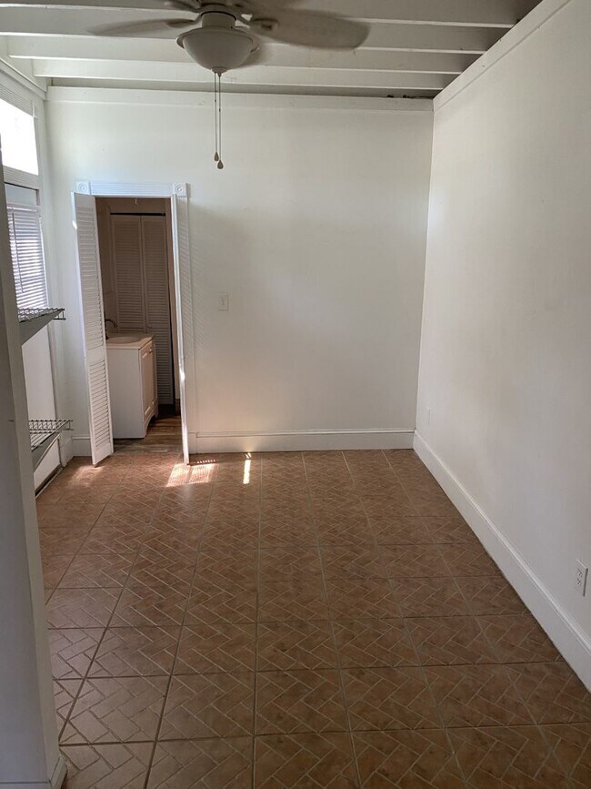 Building Photo - Large 1 bedroom 1.5 bath