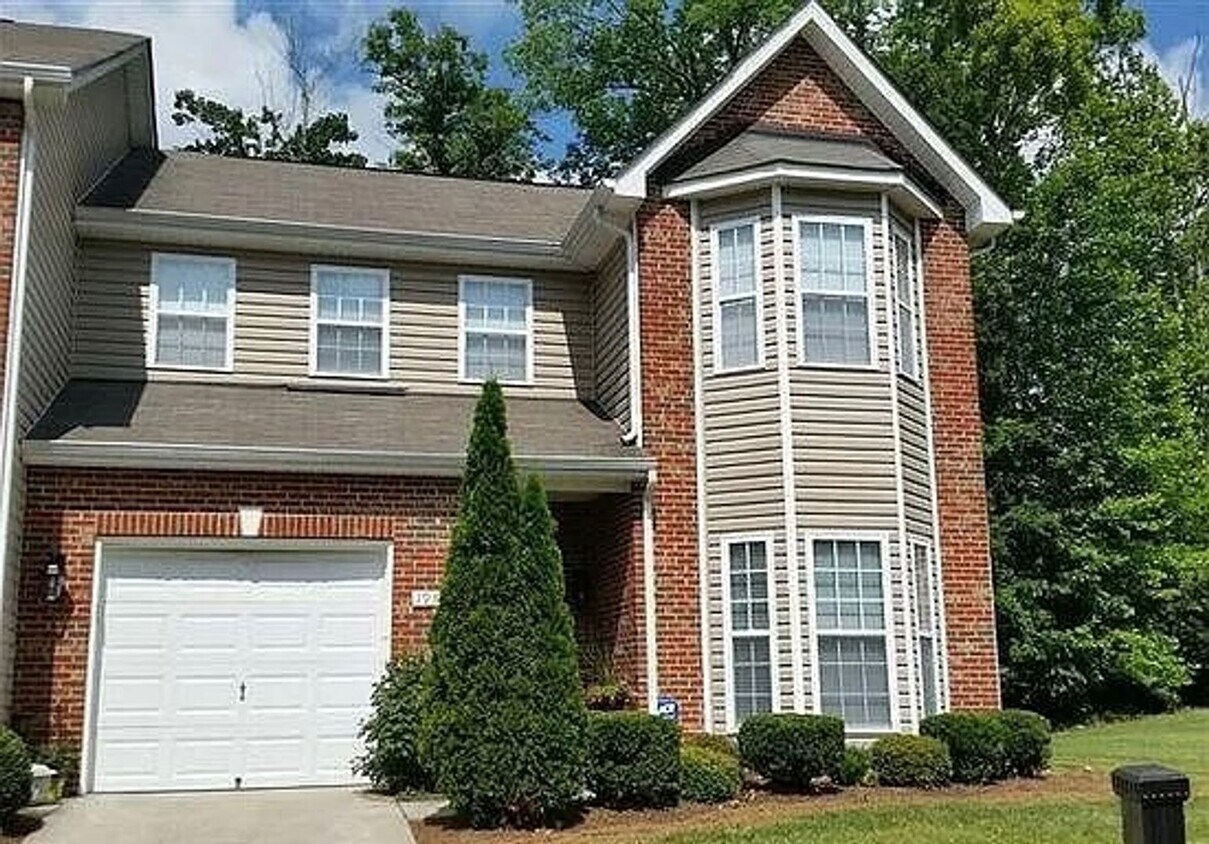 Foto principal - Updated 3 Bedroom Townhome in Whitsett