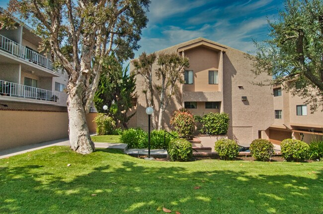 Building Photo - 611 N Irena Ave