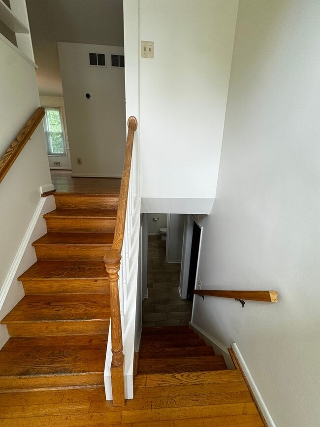 Building Photo - Split level 4-bedroom 3-bathroom home