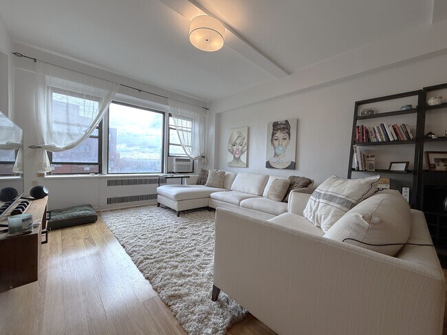 Foto del edificio - 99-21 67th Rd