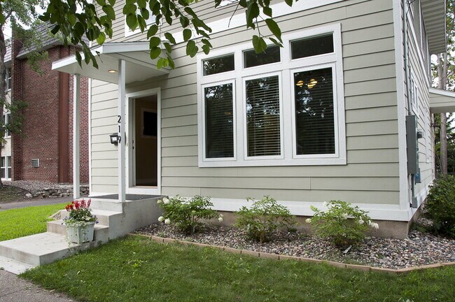 Building Photo - Charming 5-Bed Home with Hardwood Elegance in Minneapolis