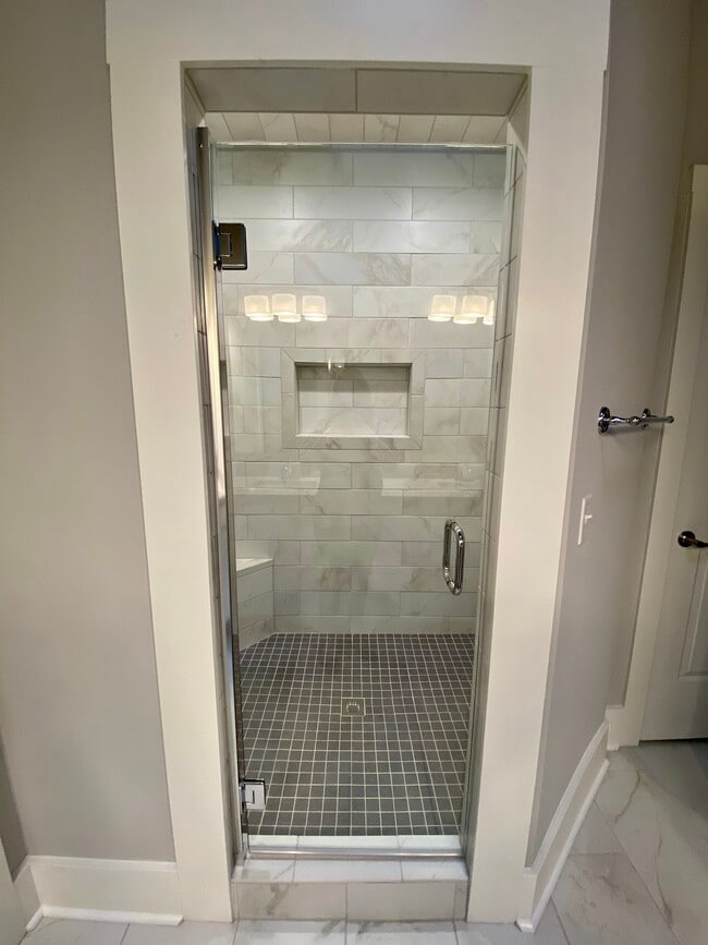 Master Shower - 1200 Commerce St