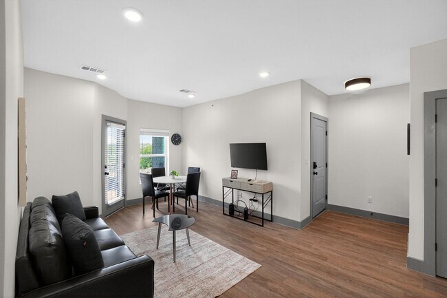 Foto del edificio - 2450 Wickersham Ln