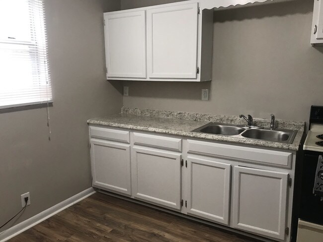 Building Photo - Hillcrest Apartments
