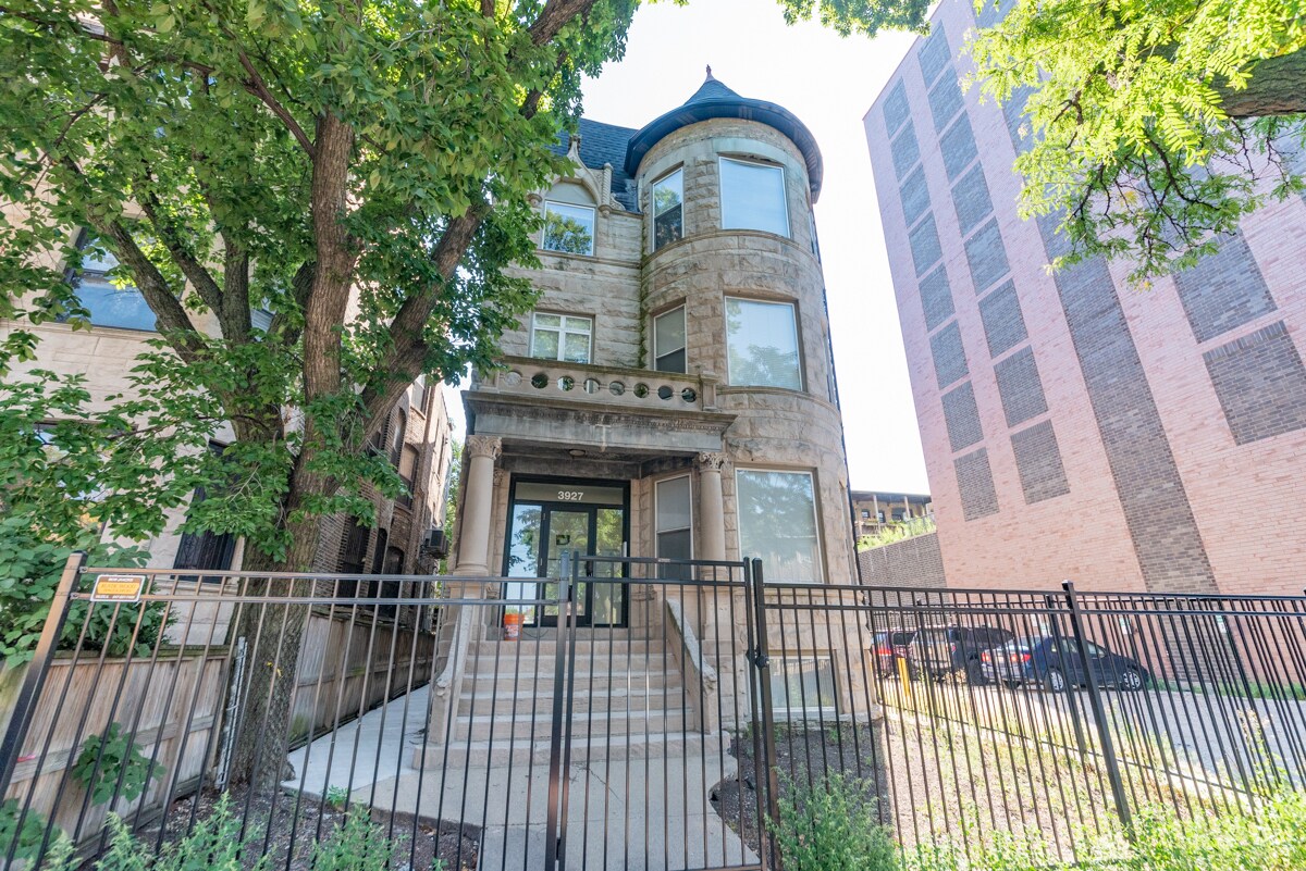 3927 N Clarendon Ave Unit 1R, Chicago, IL 60613 Apartments 3927 N