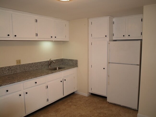 Building Photo - 17 Sinai Cir