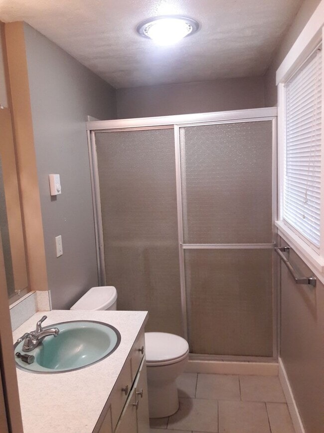 Building Photo - 4 Bedroom 3 Bathroom South Hills home Near...