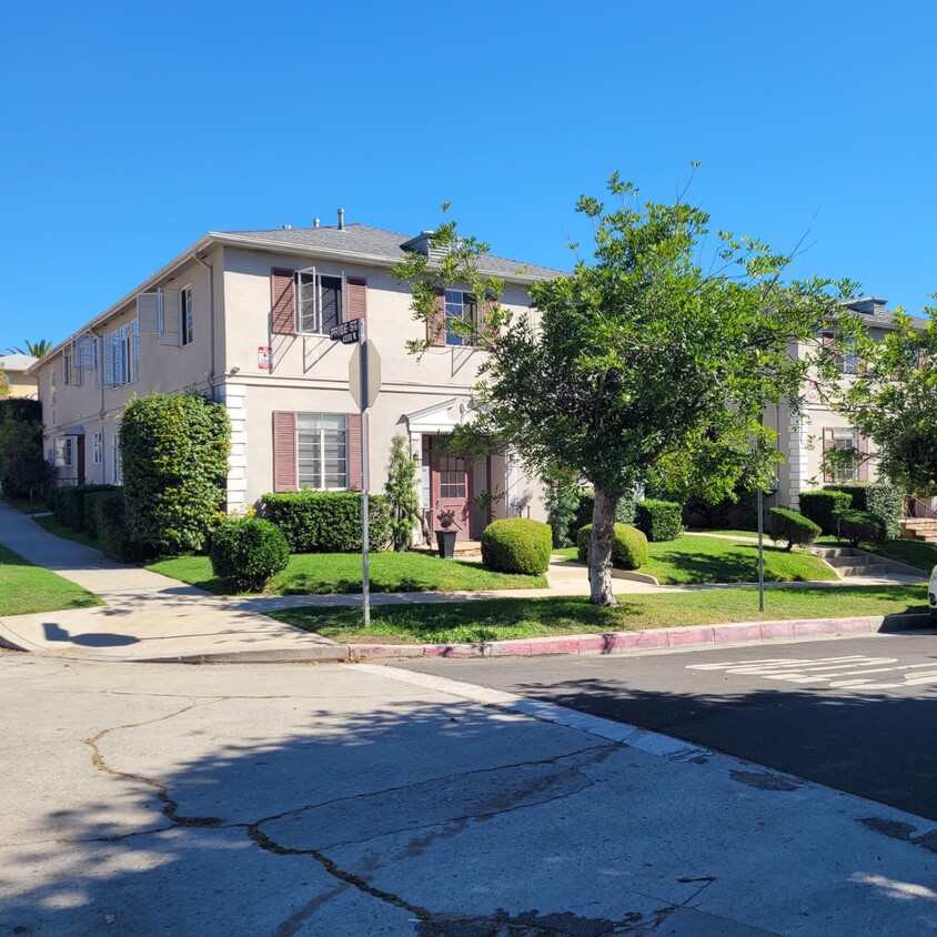 Beautiful, quiet courtyard building - 2040 N Hoover St