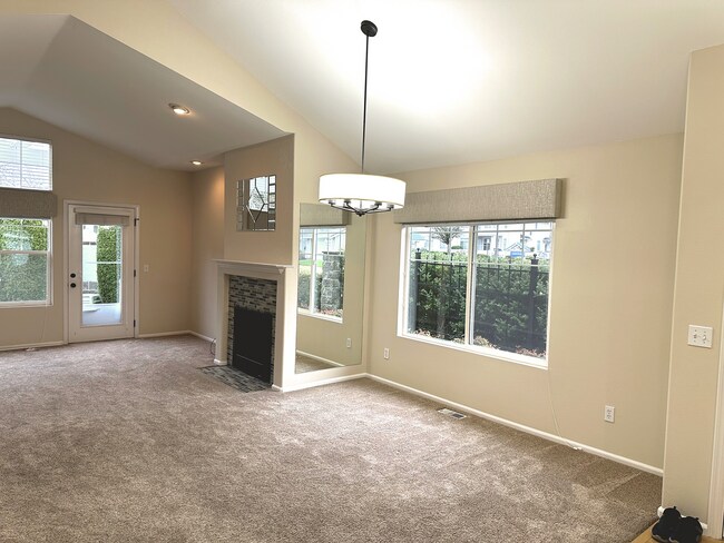 Foto del edificio - Elegant Gated Townhome with Main-Floor Primary Suite at Marina Pointe Kent