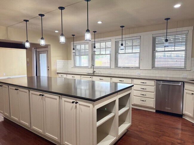 Building Photo - Stunning 4 Bedroom 2.5 bath home on over an acre near the city!