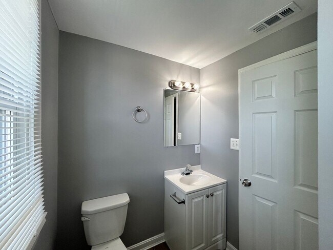 Foto del edificio - Baltimore - 4 Bedrooms and 2 baths Available!