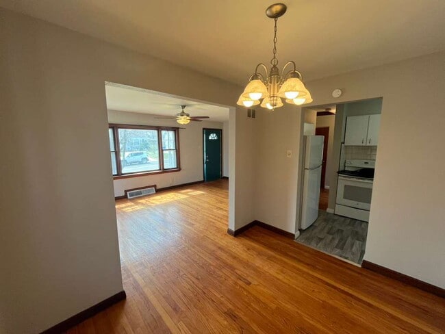 Foto del edificio - 9813 Lullaby Ln