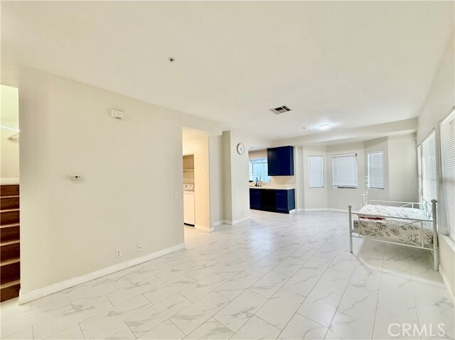 Building Photo - 319 W Duarte Rd