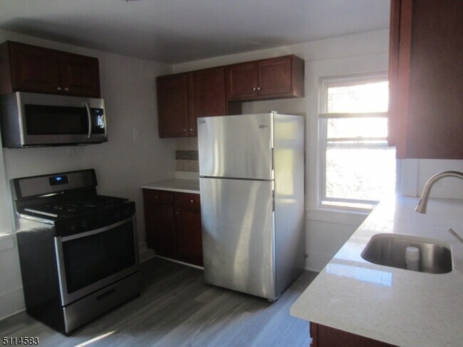 Building Photo - 15 Hawthorne Pl