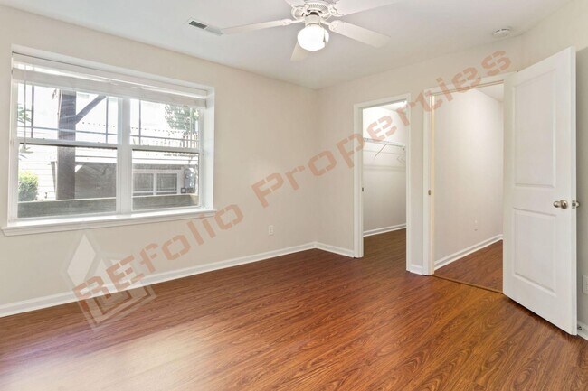 Foto del edificio - Luxury 3-Story Townhome, No Carpet 4 Bedro...
