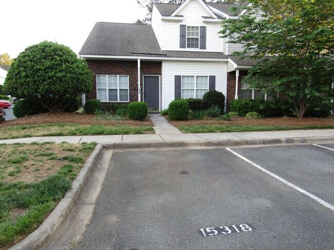 Foto del edificio - Great location! This Maplecrest townhome i...