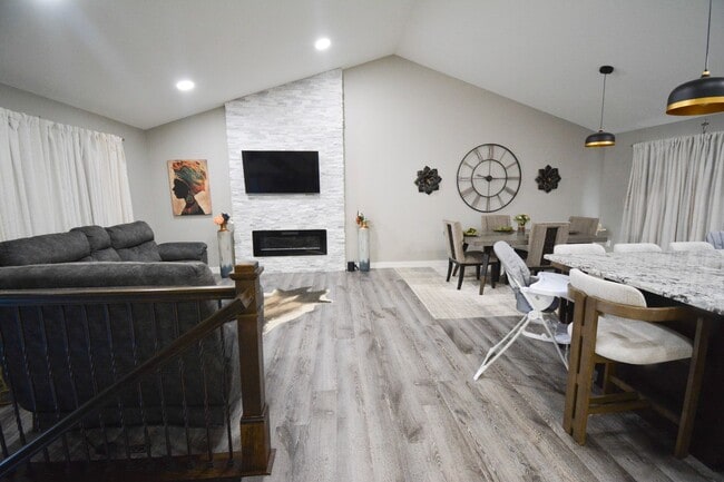 Building Photo - 5 Bed | 3 Bath | Luxury Living at Its Finest