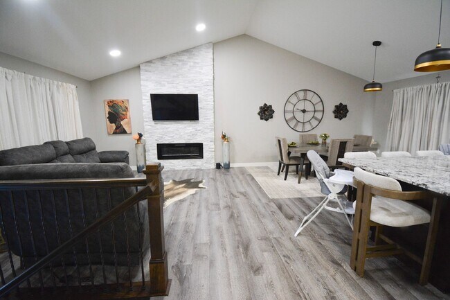 Foto del edificio - 5 Bed | 3 Bath | Luxury Living at Its Finest