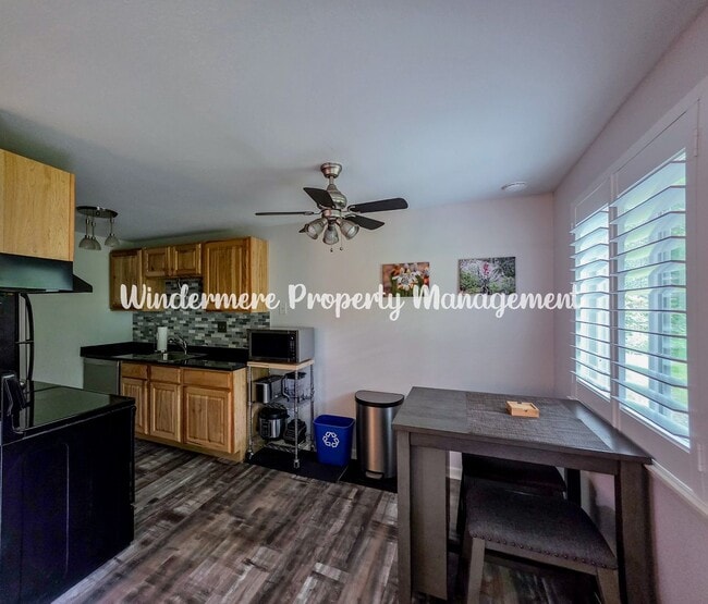 Building Photo - Fully Furnished ground Floor Unit in Conve...