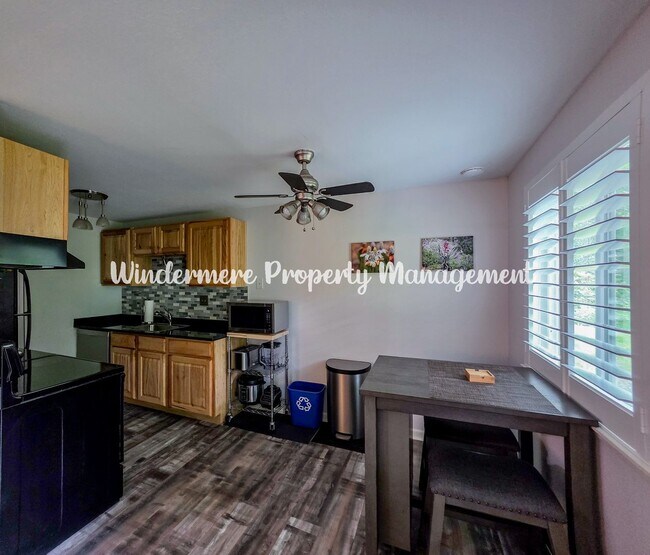 Foto del edificio - Fully Furnished ground Floor Unit in Conve...