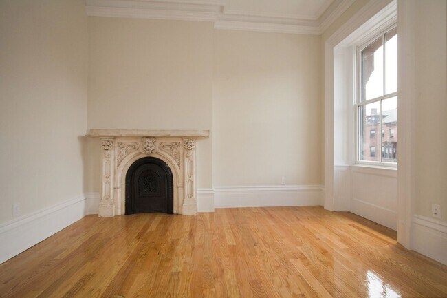 Foto del edificio - Beautifully updated, pet friendly 3 bed unit in the South End!