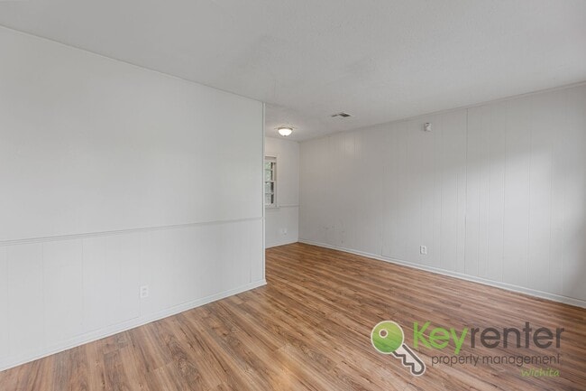 Building Photo - E Elm St Triplex