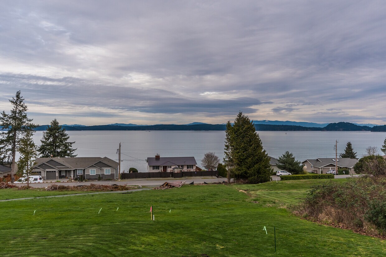 Primary Photo - 3 Bedroom Home with views in Beautiful Dug...
