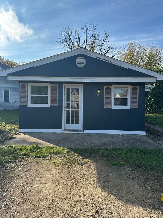 Building Photo - 951 William St