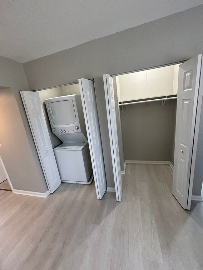 Building Photo - 635 West Park Ave Unit #C Libertyville, IL...
